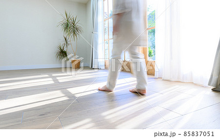 朝の光　女性ライフスタイル 85837051