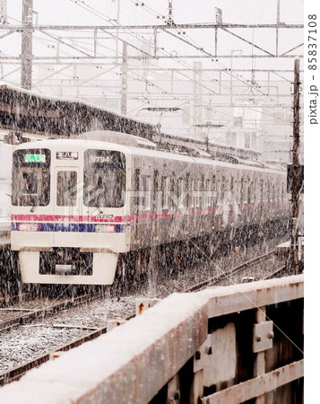 駅　電車　線路　架線　駅 85837108