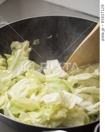 鉄製の中華鍋でキャベツを炒める 85837129