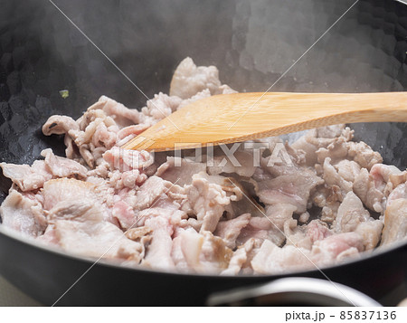 鉄製の中華鍋で豚肉を炒める 85837136