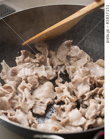 鉄製の中華鍋で豚肉を炒める 85837151