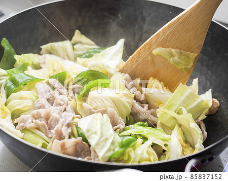 鉄製の中華鍋で回鍋肉を炒める 85837152