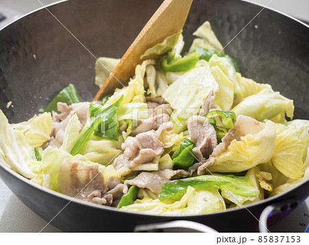 鉄製の中華鍋で回鍋肉を炒める 85837153