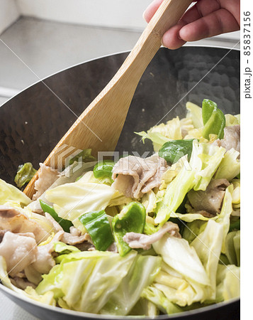 鉄製の中華鍋で回鍋肉を炒める 鉄製の中華鍋で回鍋肉を炒める 85837156