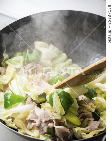 鉄製の中華鍋で回鍋肉を炒める 85837158