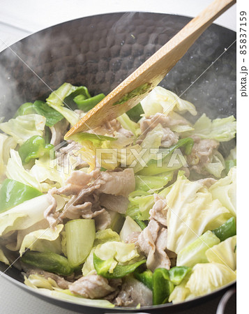 鉄製の中華鍋で回鍋肉を炒める 85837159