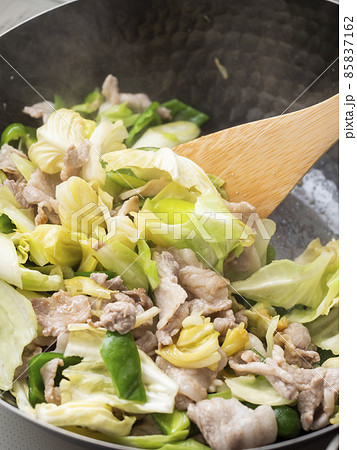 鉄製の中華鍋で回鍋肉を炒める 鉄製の中華鍋で回鍋肉を炒める 85837162