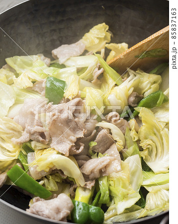 鉄製の中華鍋で回鍋肉を炒める 85837163