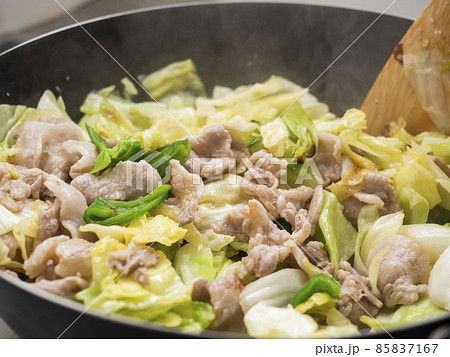 鉄製の中華鍋で回鍋肉を炒める 85837167