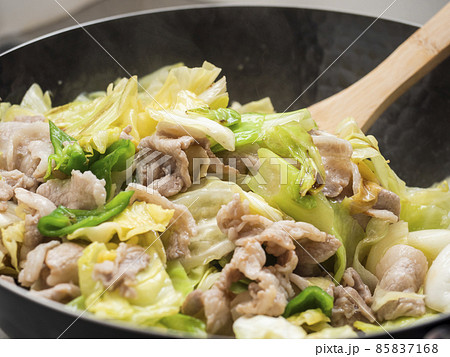 鉄製の中華鍋で回鍋肉を炒める 85837168