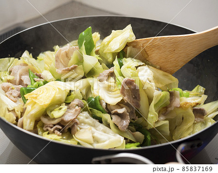 鉄製の中華鍋で回鍋肉を炒める 85837169