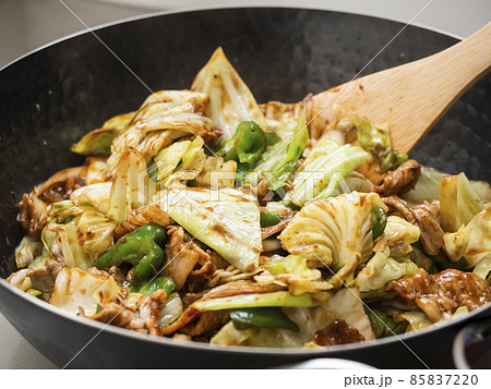 鉄製の中華鍋で回鍋肉を炒める 85837220