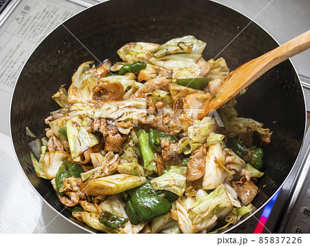 鉄製の中華鍋で回鍋肉を炒める 85837226