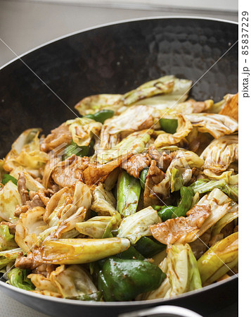 鉄製の中華鍋で回鍋肉を炒める 85837229