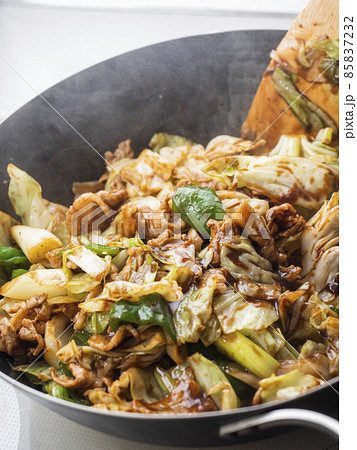 鉄製の中華鍋で回鍋肉を炒める 鉄製の中華鍋で回鍋肉を炒める 85837232