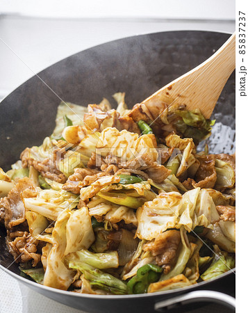 鉄製の中華鍋で回鍋肉を炒める 85837237