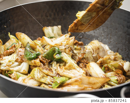 鉄製の中華鍋で回鍋肉を炒める 85837241