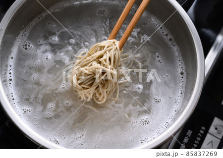 おそばを茹でる 85837269