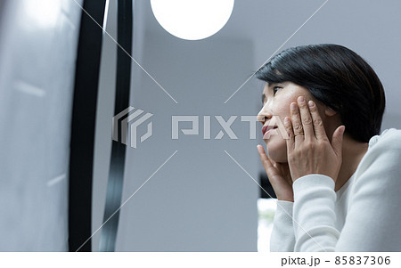 肌を見る女性 85837306