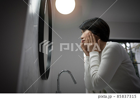 肌を見る女性 85837315