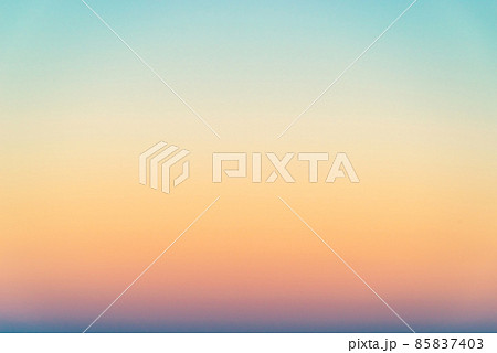 夕暮れ時の東の空のグラデーション 明るめ　シアン色 85837403