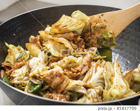 鉄製の中華鍋で回鍋肉を炒める 85837700