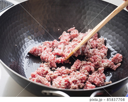 鉄製の中華鍋で挽き肉を炒める 鉄製の中華鍋で挽き肉を炒める 85837708