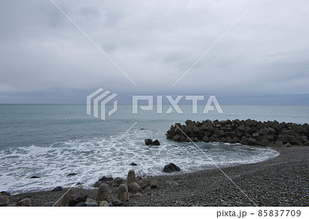 冬の海岸　富山県朝日町元屋敷地区 85837709
