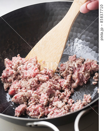 鉄製の中華鍋で挽き肉を炒める 85837710