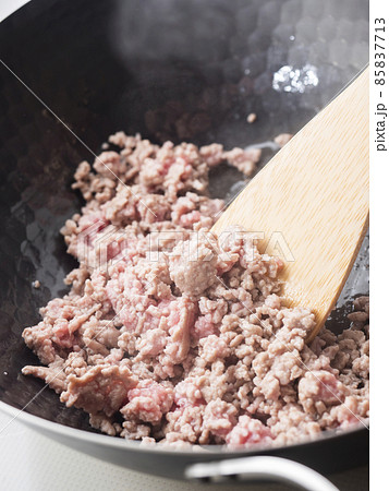 鉄製の中華鍋で挽き肉を炒める 85837713