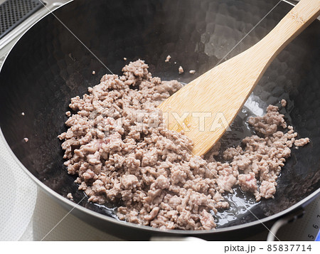 鉄製の中華鍋で挽き肉を炒める 85837714