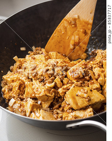 鉄製の中華鍋で麻婆豆腐を炒める 85837717