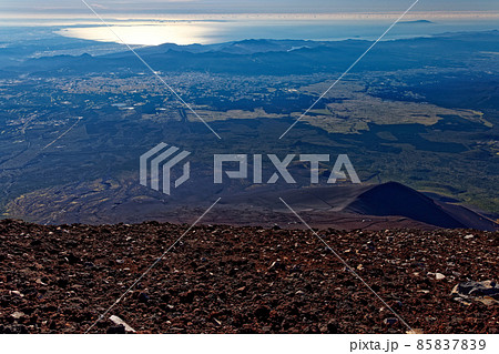 富士山山頂から見る宝永山と箱根の山並み・光る湘南の海 85837839