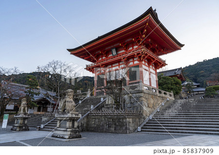 [京都]清水寺仁王門の風景 85837909