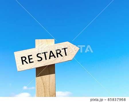 RE START文字入り道しるべと青空 RE START文字入り道しるべと青空 85837968