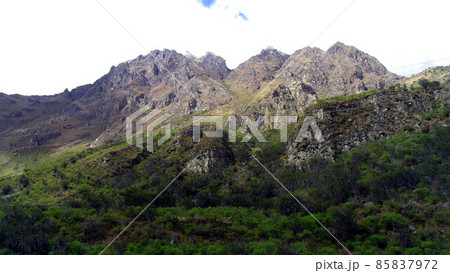 アンデス山麓でマチュピチュに向かうインカ道,ペルー アンデス山麓でマチュピチュに向かうインカ道,ペルー 85837972