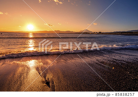 神奈川県の茅ヶ崎海岸から眺める夕日と富士山 神奈川県の茅ヶ崎海岸から眺める夕日と富士山 85838257