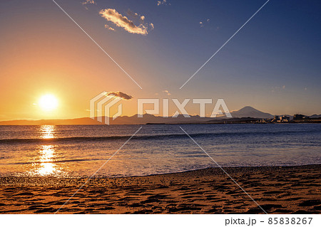 神奈川県の茅ヶ崎海岸から眺める夕日と富士山 85838267