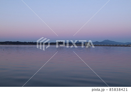マジックアワーに染まった筑波山と霞ヶ浦 85838421