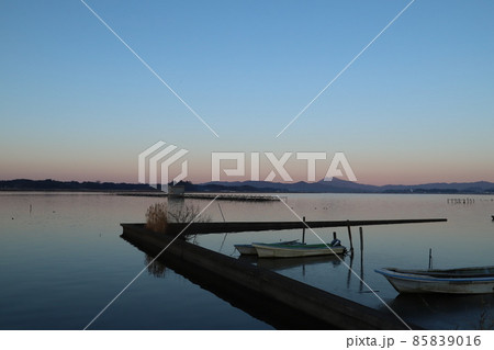朝の霞ヶ浦船着場と筑波山 朝の霞ヶ浦船着場と筑波山 85839016