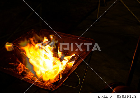 綺麗な炎をあげて燃える薪 85839128