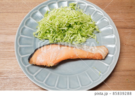 朝ごはんに甘塩鮭をどうぞ 85839288