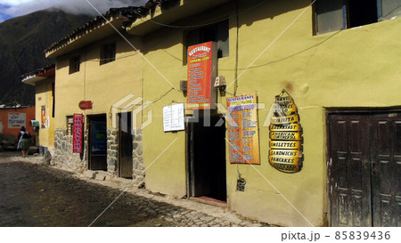 マチュピチュへ向かう途中のアンデス山麓のオリャンタイタンボ村,ペルー マチュピチュへ向かう途中のアンデス山麓のオリャンタイタンボ村,ペルー 85839436