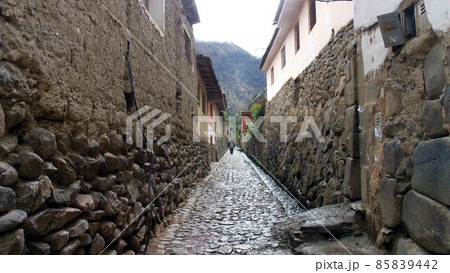 マチュピチュへ向かう途中のアンデス山麓のオリャンタイタンボ村,ペルー マチュピチュへ向かう途中のアンデス山麓のオリャンタイタンボ村,ペルー 85839442