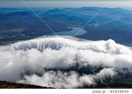 富士山・須走登山道からみる雲海と山中湖・丹沢の眺め 富士山・須走登山道からみる雲海と山中湖・丹沢の眺め 85839640