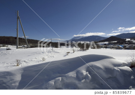 雪の嬬恋、浅間山を望む 85839677