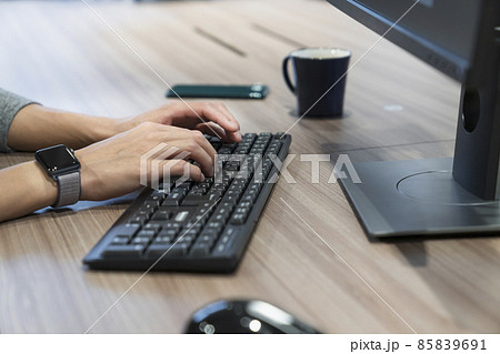 パソコンのキーボードで作業をする若い男性の手元　撮影協力:WEEK芝大門（サンフロンティア不動産） 85839691
