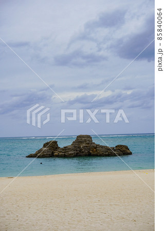 沖縄県の透明度の高いきれいな海と砂浜 85840064