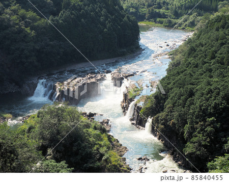展望所から見る夏の水量豊富な蝙蝠の滝　大分県豊後大野市緒方町草深野　 85840455