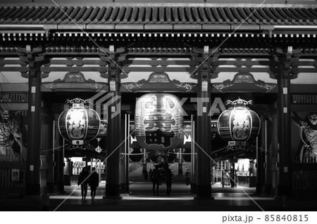 白黒で撮影した夜の浅草寺の門の写真素材 [85840815] - PIXTA